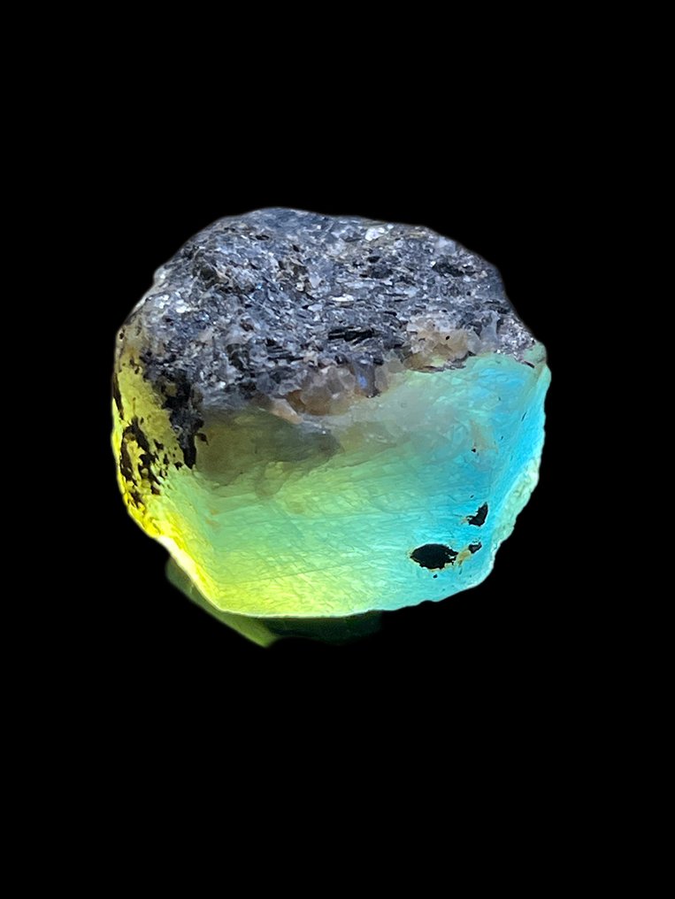 蓝宝石 不寻常的颜色。‘全晶体和高透明度特殊品’ 126.5 克拉。 - 高度: 27 mm - 宽度: 24 mm- 25.3 g #1.0