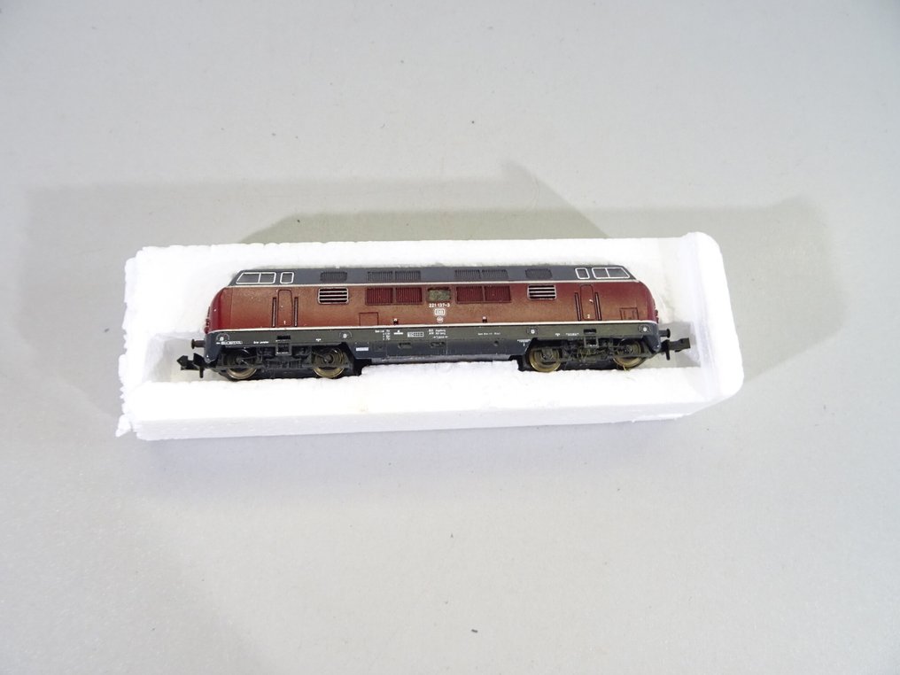 Minitrix N - Diesel locomotive (1) - V 221 'German Federal Railway' with EMS - DB #3.2