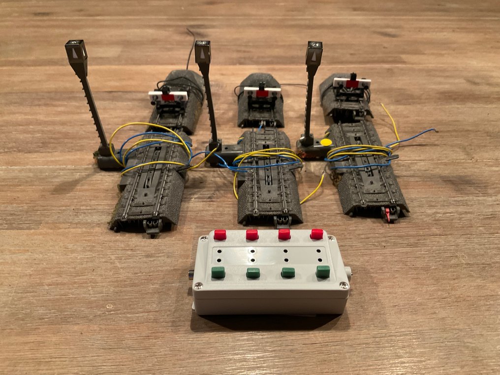 Märklin H0 - Schienen-Set für Modelleisenbahn (10) - 3 x Entkupplungsbahn 24997, 3x Lichtmast 74997, 3 x Gleiseinfassung mit Stoßpuffer beleuchtet, 1 x #3.2