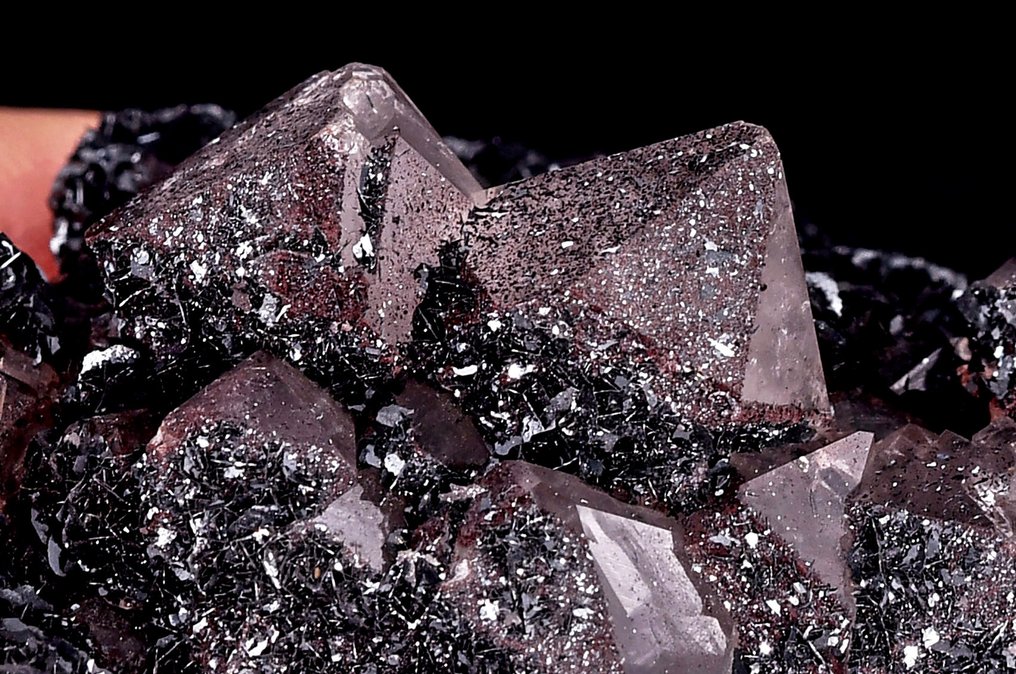 High-quality hematite with specularite and beta slightly amethyst quartz. On globular Hematite from Cumberland. - Height: 9.2 cm - Width: 5.4 cm- 224 g #2.1