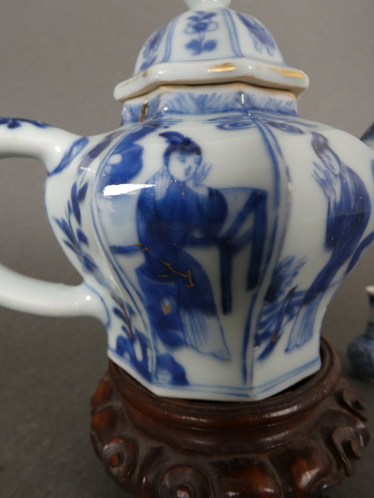 Kangxi (1662-1722) - Teapot - Ladies sitting at a Table Overthinking and Ladies Acting in Landscapes- Thickly potted - Porcelain - Octagonal Figural Teapot #1.0