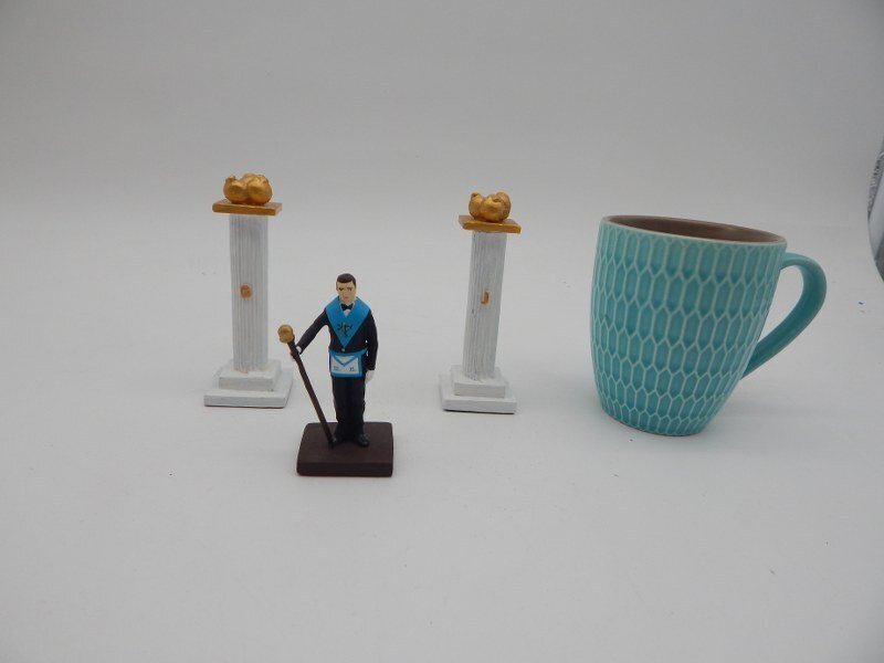 Necunoscut - Insignă - Masonic Franc Maconnerie miniature statue with 2 kolommen J en B - al 20-lea - sfârșit #1.0