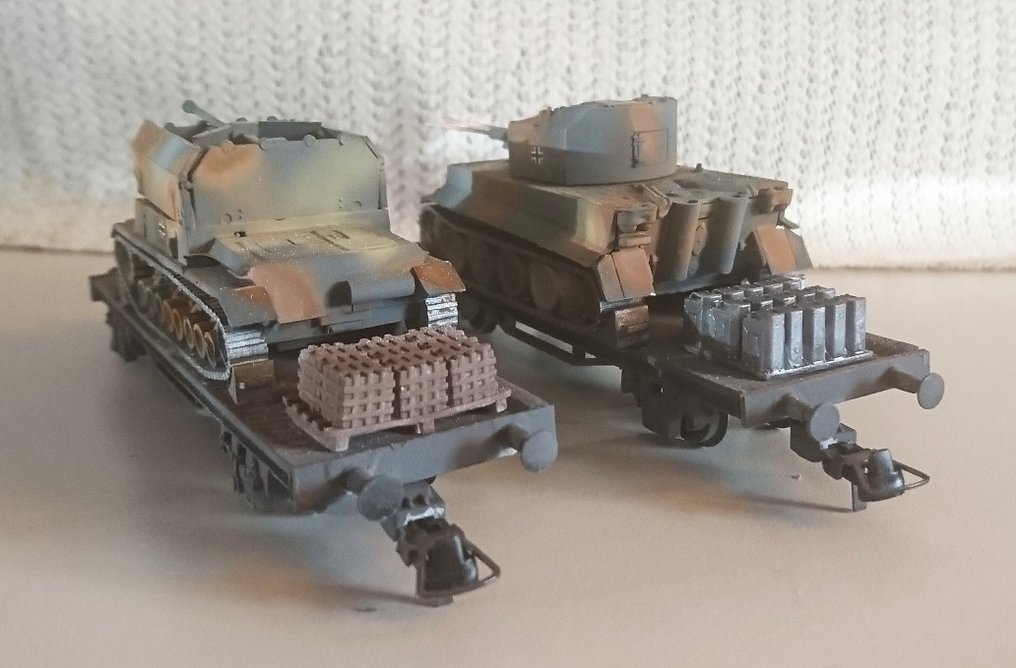 Roco H0 - Model wagonu towarowego (2) - Militär-Umbau H0: 2 platformy - DR (DRB) #3.2