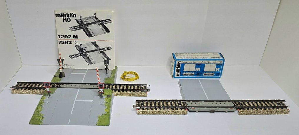 Märklin H0 - 7292M/7293M - Vías de modelismo ferroviario (2) - Paso a nivel automático con doble vía, barreras automáticas y 4 cruces de San Andrés con luces de #1.0