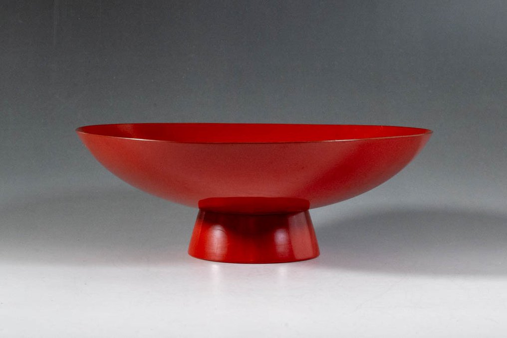 Ciotola con piede in lacca vermiglio con maki-e di fenice e motivi floreali in oro e argento - Legno, Lacca - Vermilion Lacquer Footed Bowl with Gold and Silver Maki-e Phoenix and Floral Motifs - Giappone - Periodo Shōwa (1926-1989) #1.0