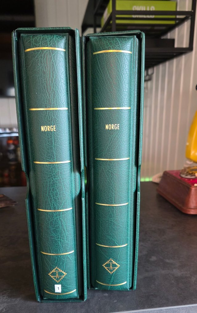 挪威 1855/2006 - 挪威邮票大收藏 - 2本相册，涵盖1855年至2006年，10枚首日封和2本年刊 #1.0