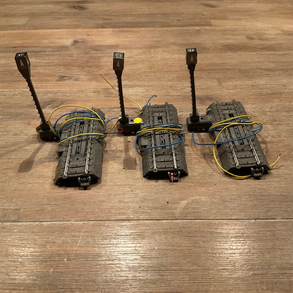 Märklin H0 - Schienen-Set für Modelleisenbahn (10) - 3 x Entkupplungsbahn 24997, 3x Lichtmast 74997, 3 x Gleiseinfassung mit Stoßpuffer beleuchtet, 1 x #1.0