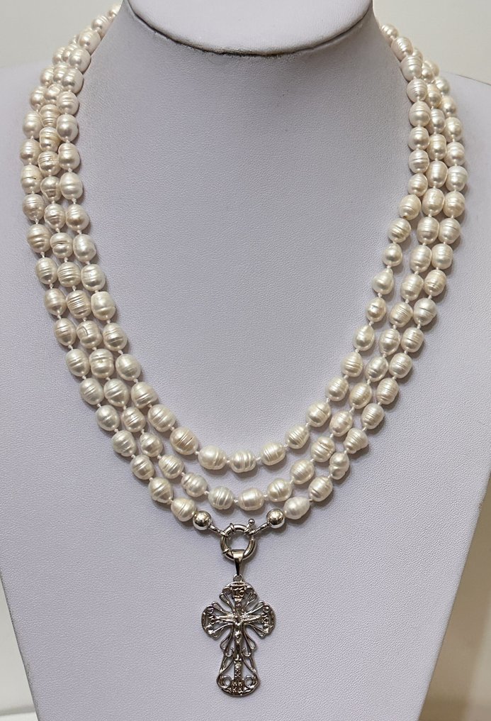 Luonnolliset makeanvedenhelmet ja katolinen risti. Korkealaatuinen. Kaikkien pyhien suoja. - Kaulakoru riipuksella - Korkealaatuista #1.0