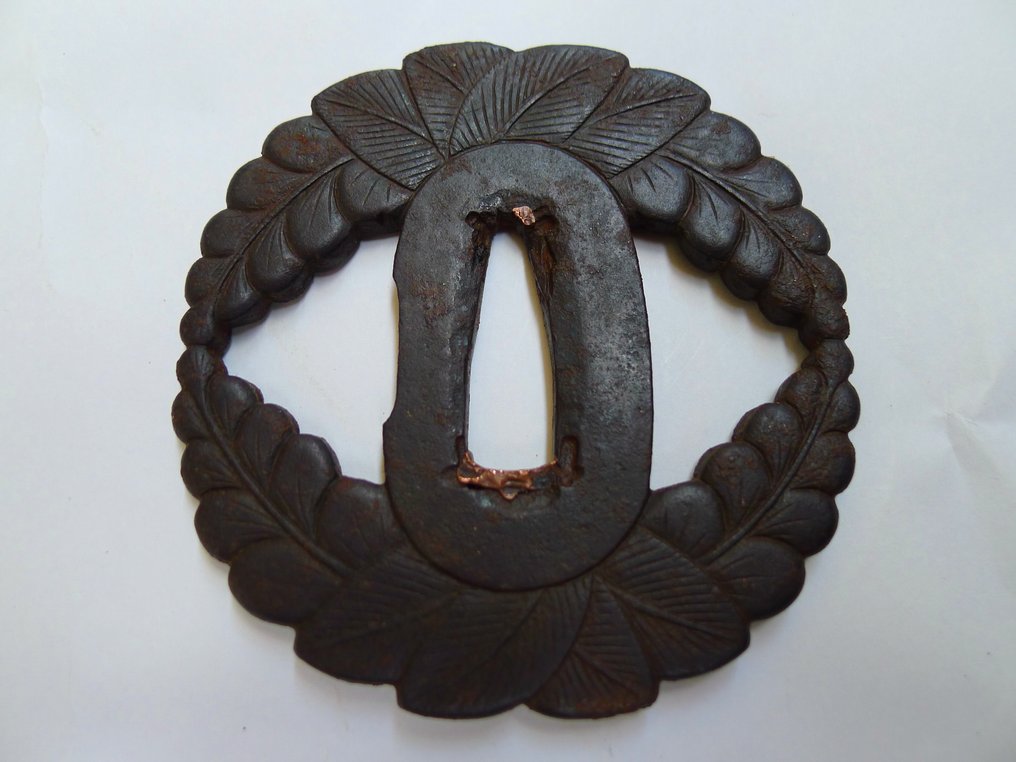 Motivo intagliato di fiori di glicine bellissimo, tsuba con certificato NTHK e scatola - Giappone - Metà periodo Edo #2.1