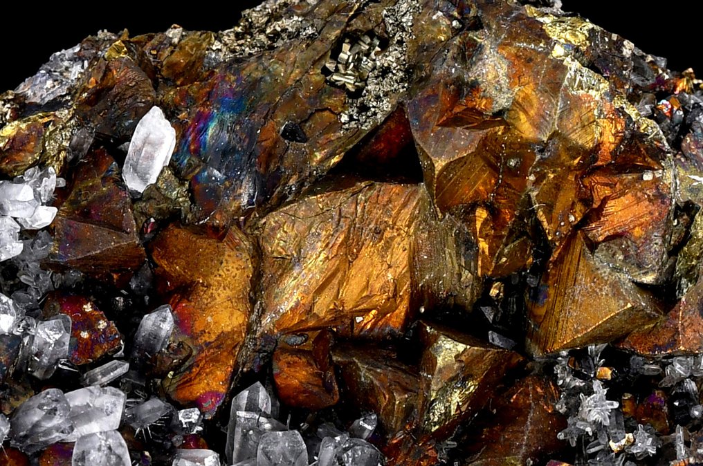 Wonderful iridescent chalcopyrite and quartz from USA - Height: 8.9 cm - Width: 7.7 cm- 520 g #1.0