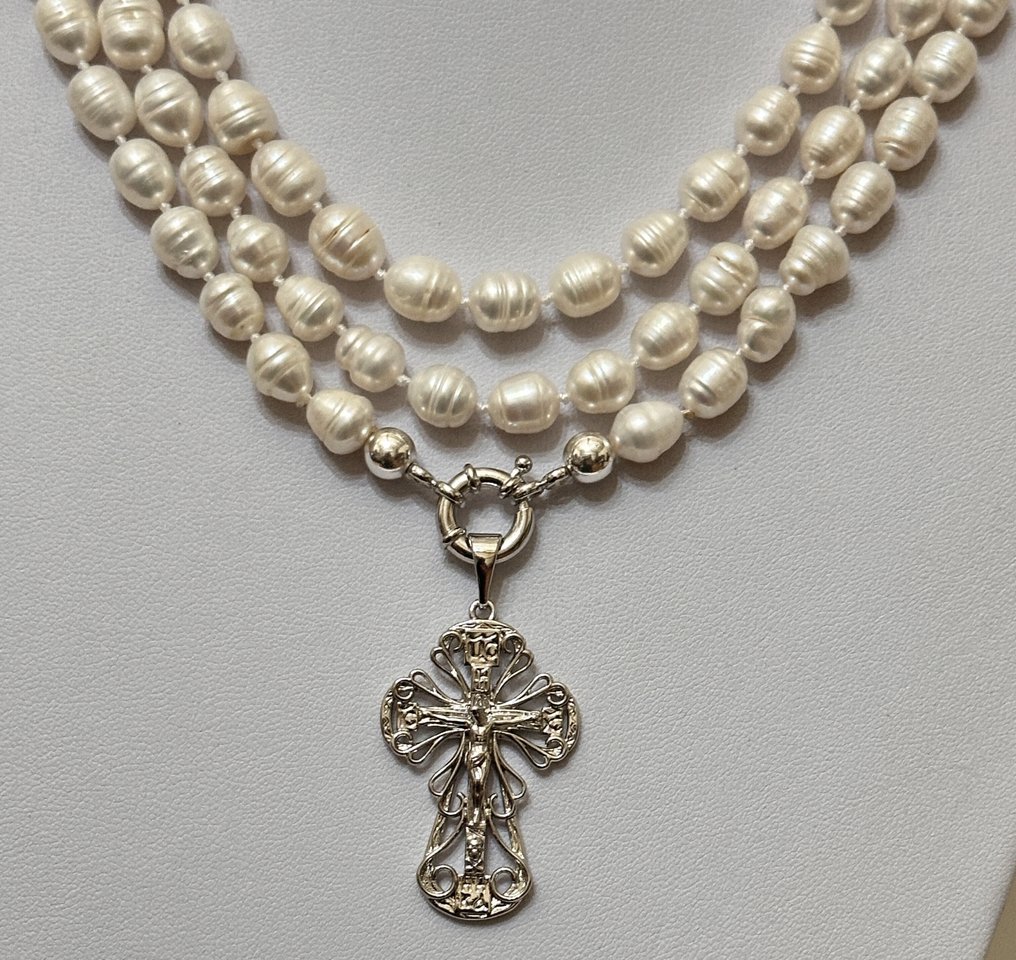 Luonnolliset makeanvedenhelmet ja katolinen risti. Korkealaatuinen. Kaikkien pyhien suoja. - Kaulakoru riipuksella - Korkealaatuista #2.1