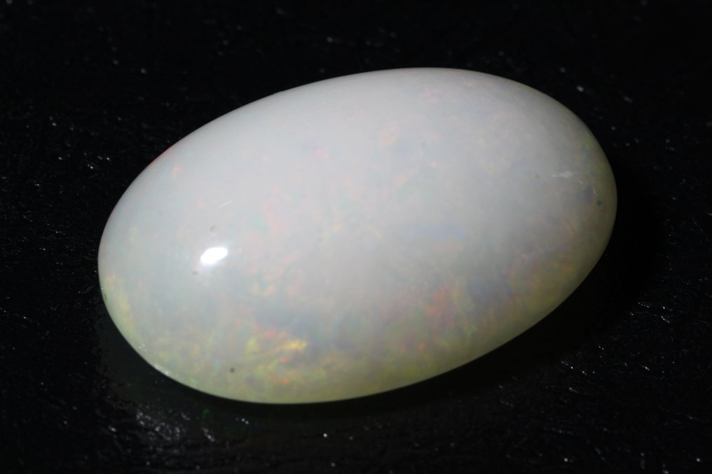 No reserve price White Opal  - 39.09 ct - Instituto Gemólogico Español (IGE) - Color Game #4.3