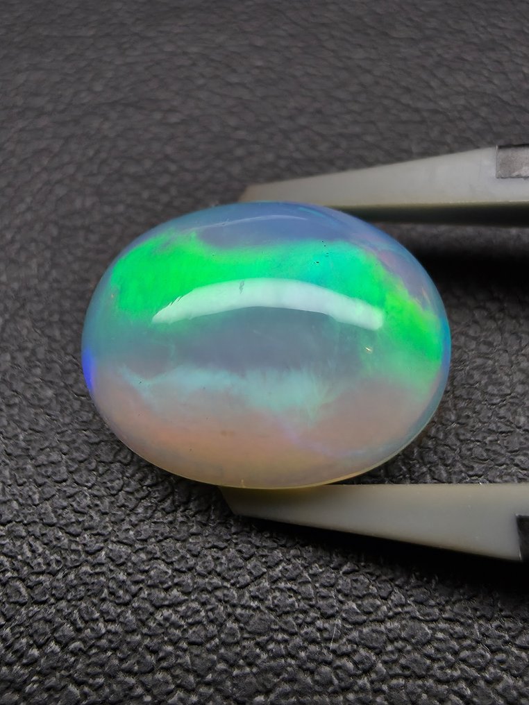 5.85ct Natural White Opal Cabochon - Height: 14.5 mm - Width: 11.3 mm- 1.17 g #4.3