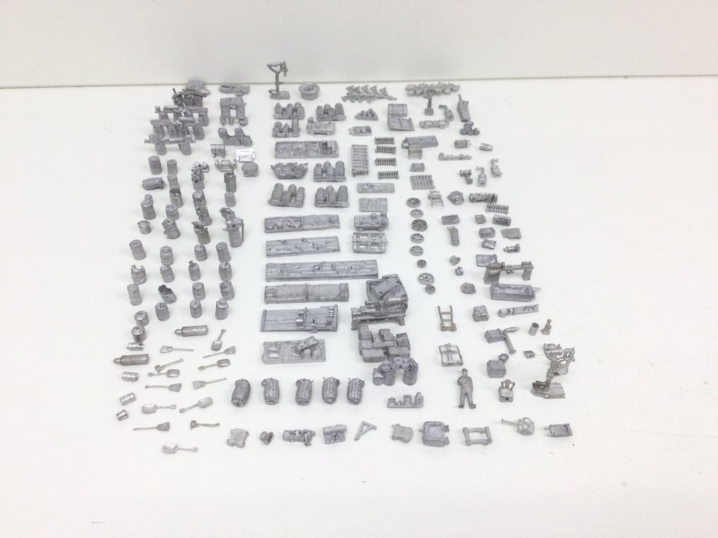 MO-Miniatur H0 - Model train scenery (180) - Attractive batch of solid tin objects for decoration in and around the locomotive workshop or shed. #1.0