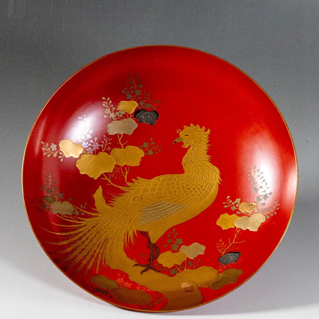 Ciotola con piede in lacca vermiglio con maki-e di fenice e motivi floreali in oro e argento - Legno, Lacca - Vermilion Lacquer Footed Bowl with Gold and Silver Maki-e Phoenix and Floral Motifs - Giappone - Periodo Shōwa (1926-1989) #1.0