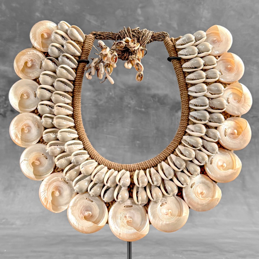 裝飾飾物 - NO RESERVE PRICE - SN21 - Decorative shell necklace on a custom stand - 巴布亞紐幾內亞 #3.2