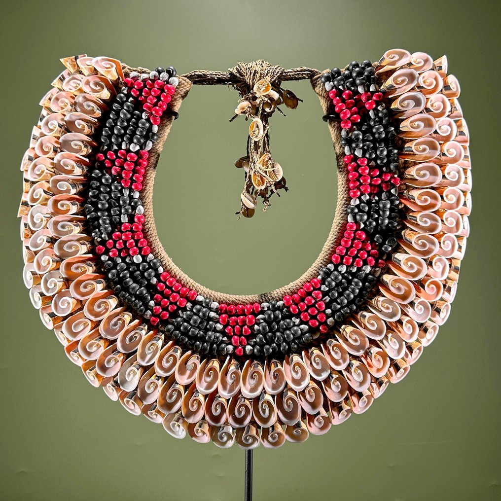 Dekorativt ornament - NO RESERVE PRICE - SN2 - Decorative Shell Necklace on a custom stand - Papua Ny Guinea #3.2