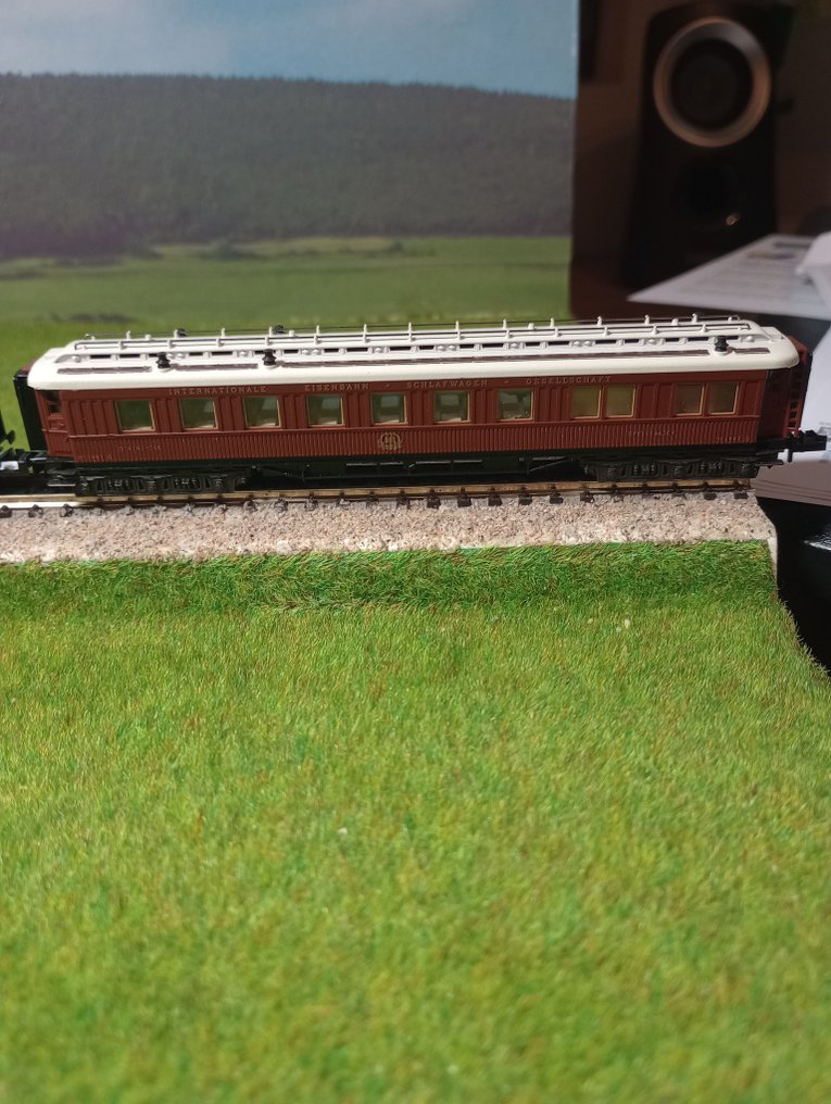 Minitrix, Trix N - 13180;13181;13714 - Model train passenger carriage set (4) - The set consists of multiple Minitrix/Trix N carriages in CIWL livery. Photos show the top and - Compagnie Internationale des Wagons-Lits, DB #4.3