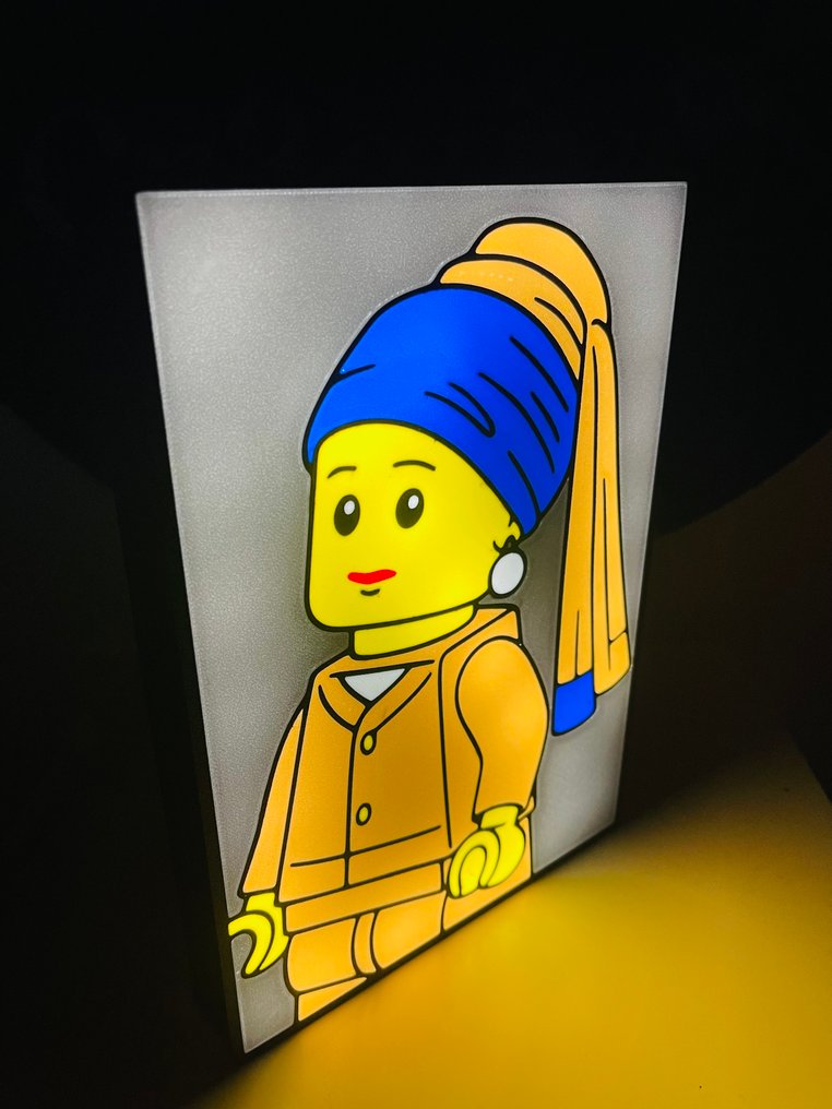 Représentation réinterprétée d’un personnage féminin de style jouet – Fabriqué en Italie - Cr3ativid - Caisson lumineux - Plastique #1.0