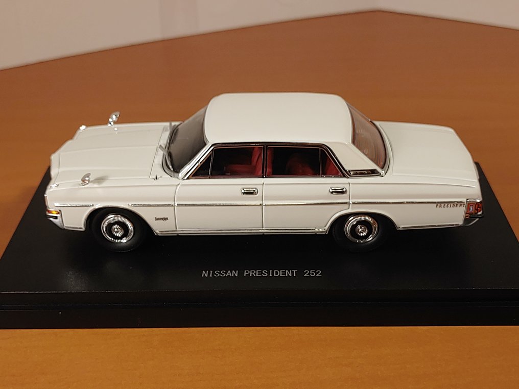 Ebbro 1:43 - Modelsedan - Nissan President 252 V8-motor #1.0
