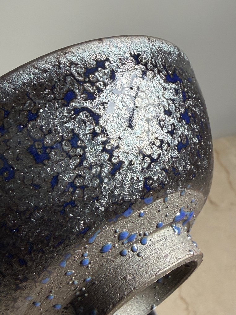 Toshihiko Izutsu (1963-) - 杯子 (2) - 龙宇金属银色与蓝色天目日本清酒杯, 陶瓷 #3.2