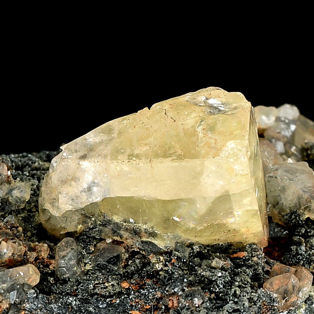 Old Italian greenish cream yellow Anglesite from the historical Montevecchio Mine - Height: 8.2 cm - Width: 6.7 cm- 815 g #1.0