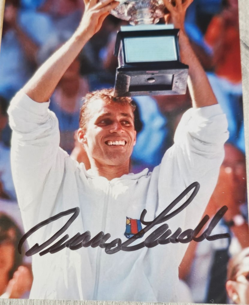 Iván Lendl alza el trofeo - Φωτογραφία #1.0