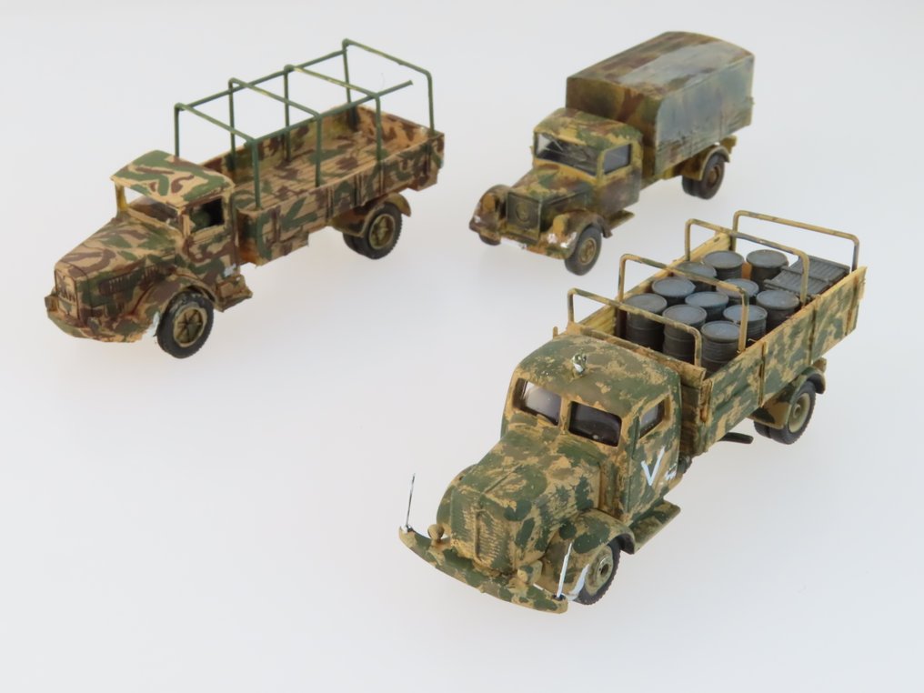 o.a. Roco Minitanks, Wiking 1:87 - Model military vehicle (65) - Military convoy of 5 military vehicles and approximately 60 military personnel, along with various #3.2