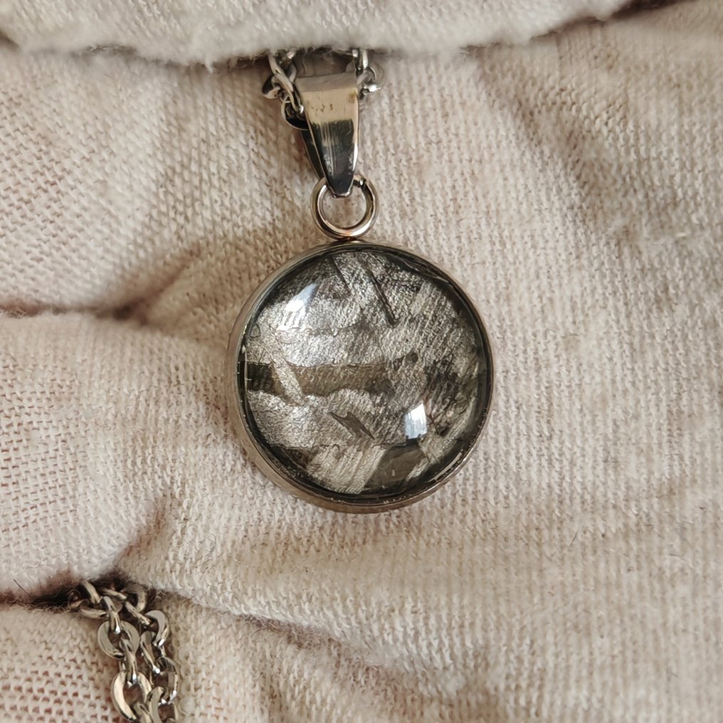 Μενταγιόν από ατσάλι και μετεωρίτη Aletai με αλυσίδα από ανοξείδωτο ατσάλι. Μετεωρίτης σιδήρου - Ύψος: 24 mm - Πλάτος: 15.5 mm - 2.33 g - (1) #1.0