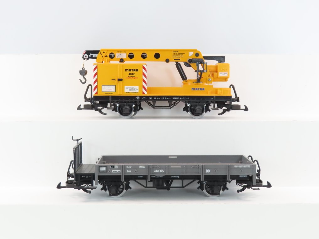 LGB G - o.a. 4042 - Model train freight carriage (2) - 1x 2-axle crane truck with movable boom and 2-axle low open back truck. - DB, MATRA #1.0