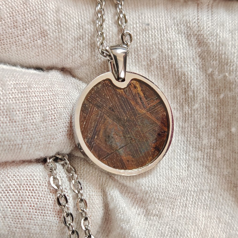 Steel and Muonionalusta meteorite pendant with a stainless steel chain. Iron meteorite - Height: 26 mm - Width: 21 mm - 4.36 g - (1) #4.3