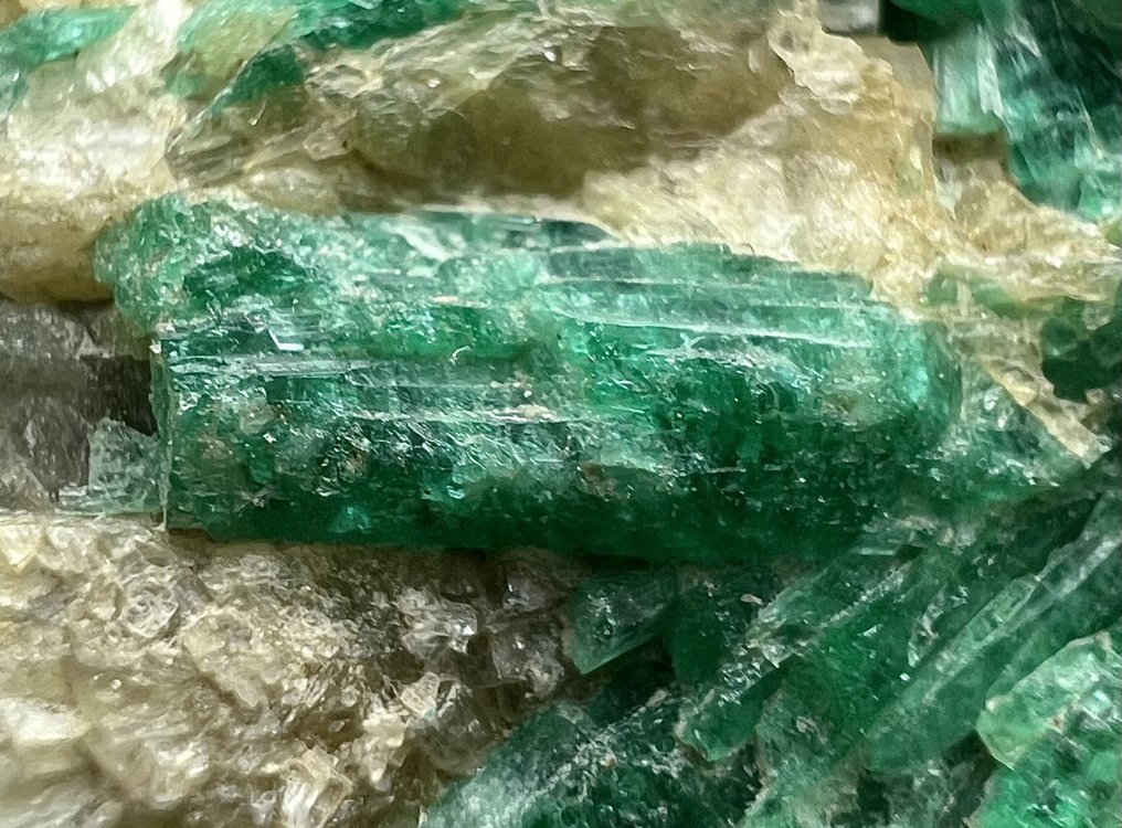 Ω, ζωντανός πράσινος σμαράγδι βήμα προς βήμα. Κρίσταλ στη μήτρα - Ύψος: 65 mm - Πλάτος: 37 mm- 270 g - (1) #2.1