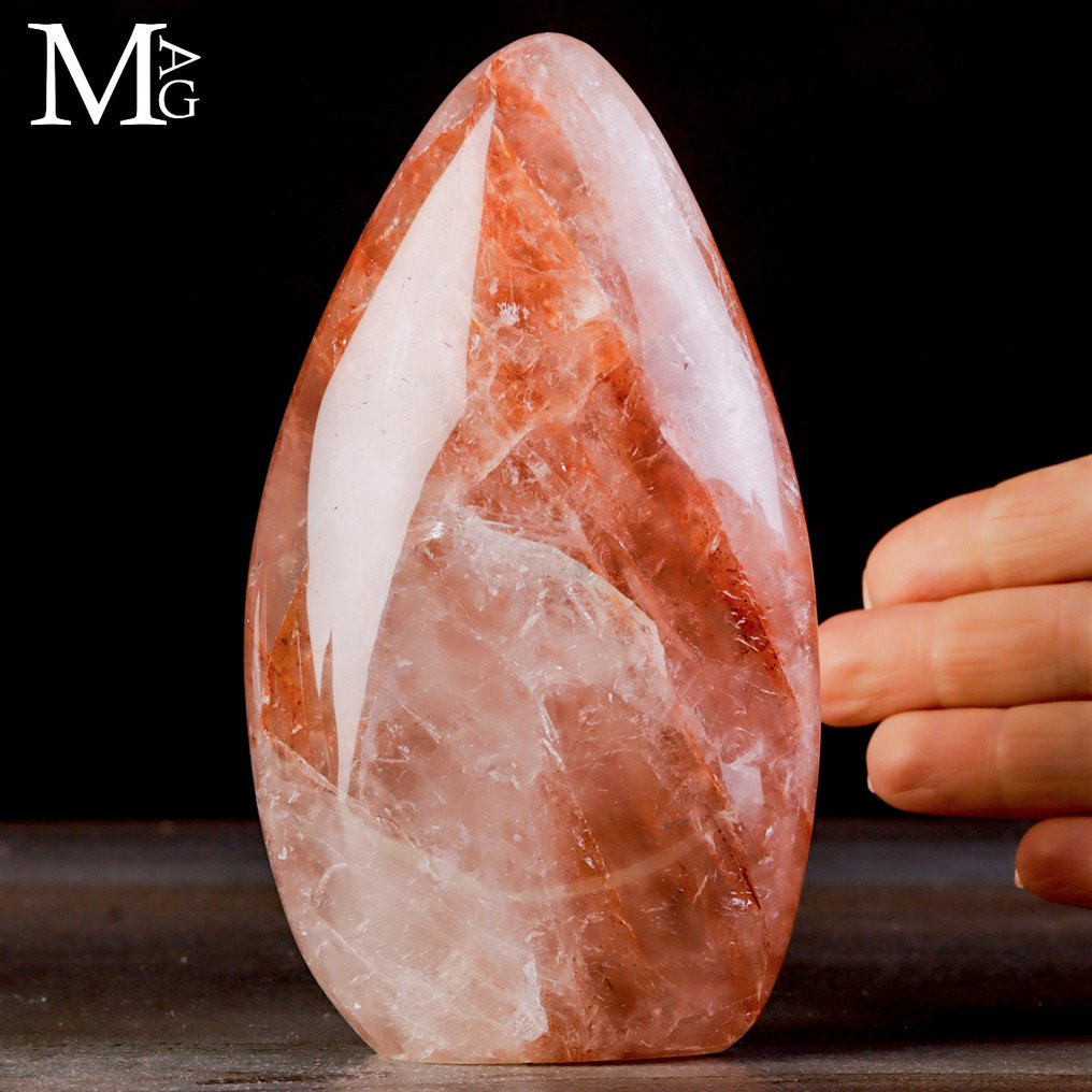 黄金疗愈水晶火焰 血铁石英 – 金色疗愈者。 - 高度: 143 mm - 宽度: 80 mm- 733 g #1.0