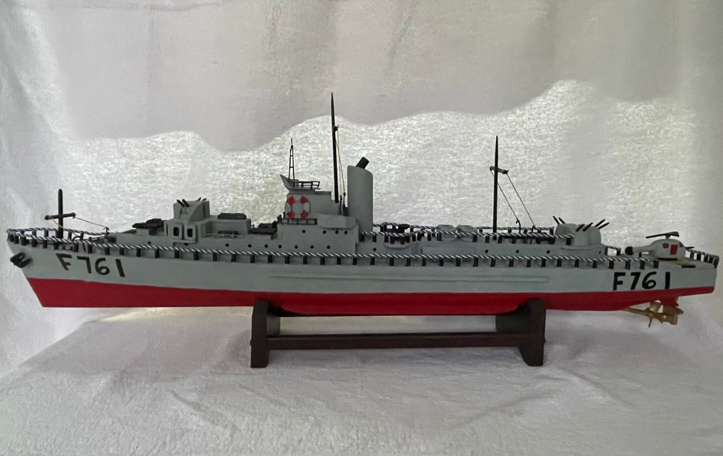 Να μην κλιμακώνεται - Βάρκα μοντελισμού - F761 - Πλοίο του Γαλλικού Ναυτικού Le Corse F761 (1955-1972) με ελικόπτερο #1.0