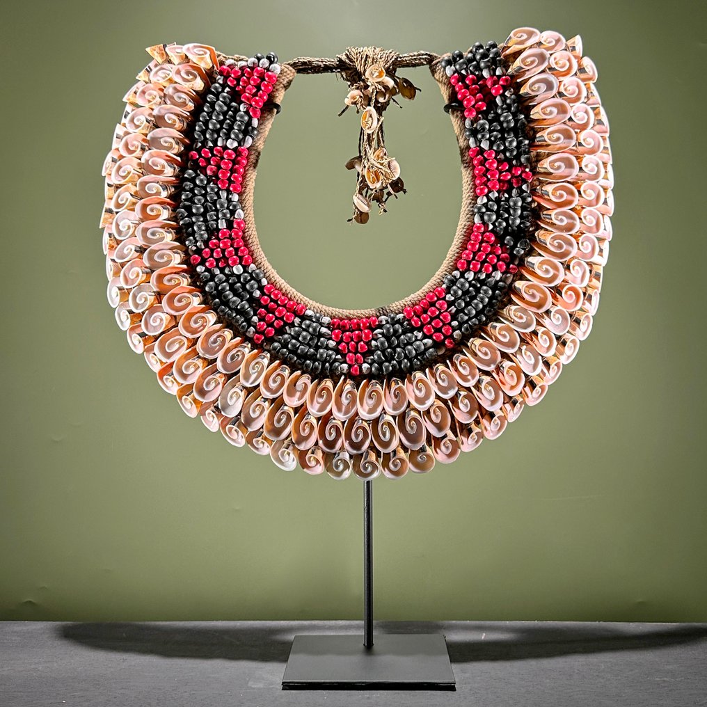 Dekorativt ornament - NO RESERVE PRICE - SN2 - Decorative Shell Necklace on a custom stand - Papua Ny Guinea #2.1