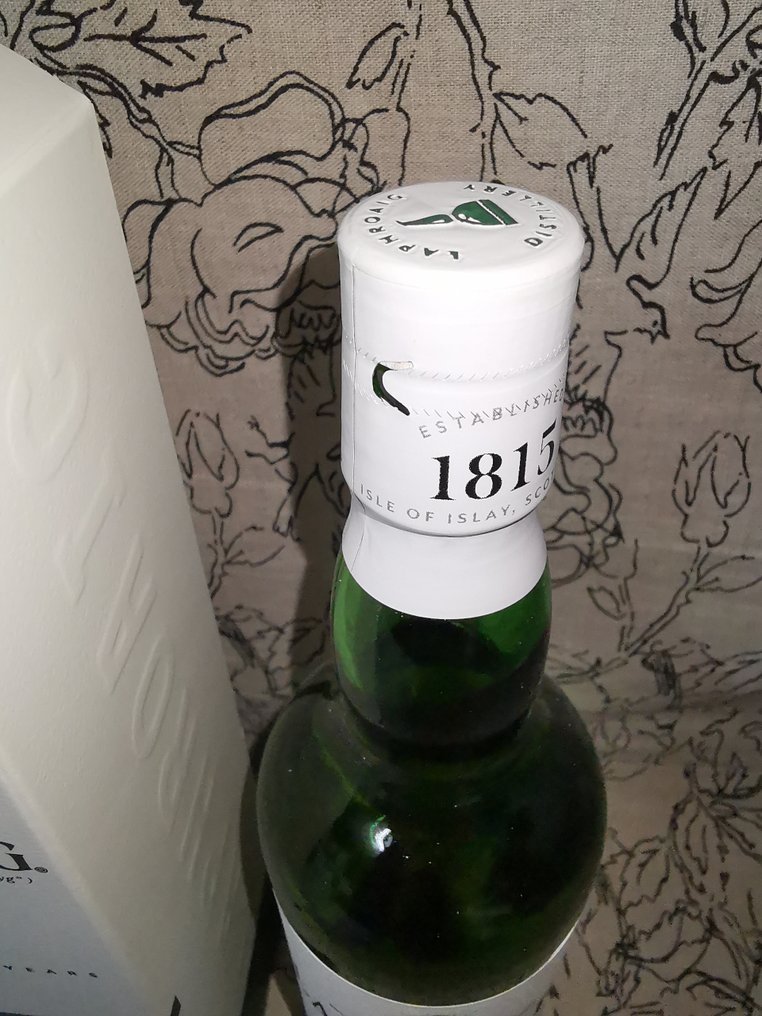 Laphroaig 12 years old Exclusive to Travellers  - 700ml #3.2