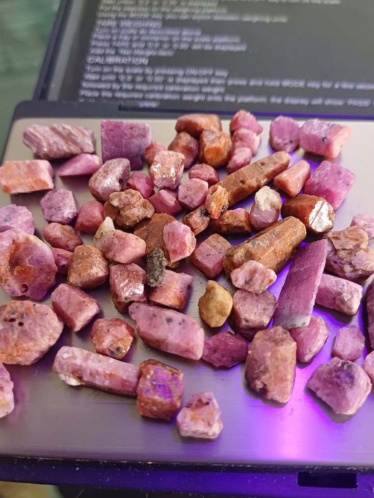 Ruby Crystals - Height: 18 mm - Width: 10 mm- 34 g - (35) #1.0