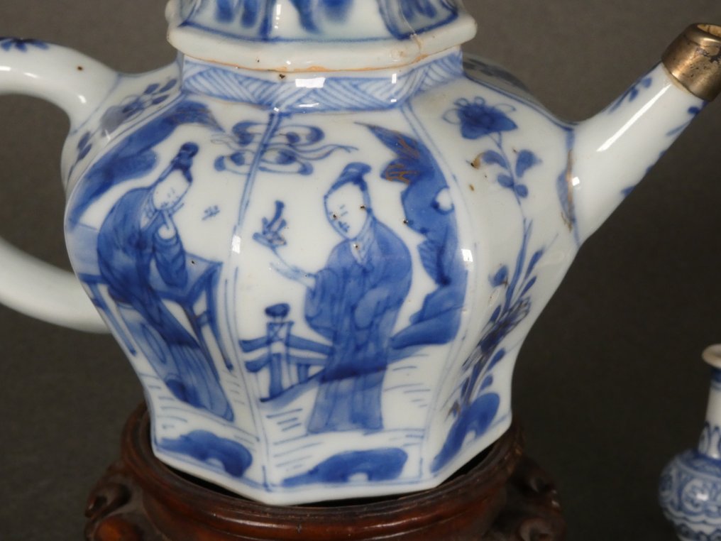 Kangxi (1662-1722) - 茶壶 - 女士们坐在桌子旁过度思考，女士们在风景中表现得像是被厚厚的盆栽包围。 - 瓷 - 八角形人物壶 #4.3