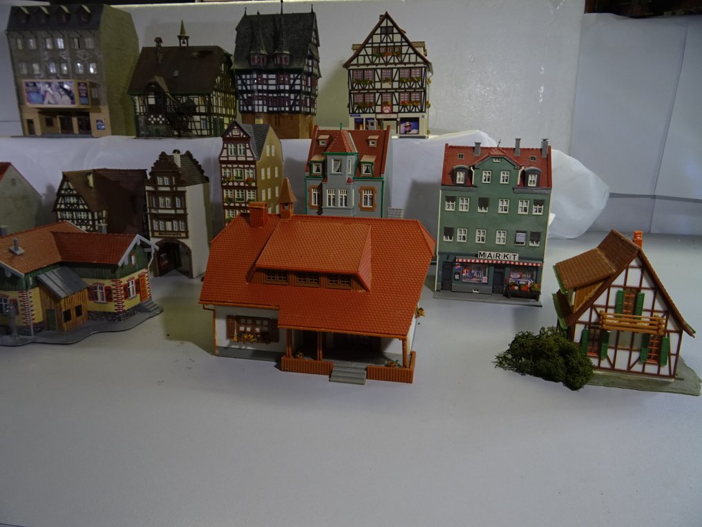 Vollmer, Kibri, Faller, Pola H0 - Peisaj machetă tren (16) - Clădiri/case în 16 părți etc. #2.1