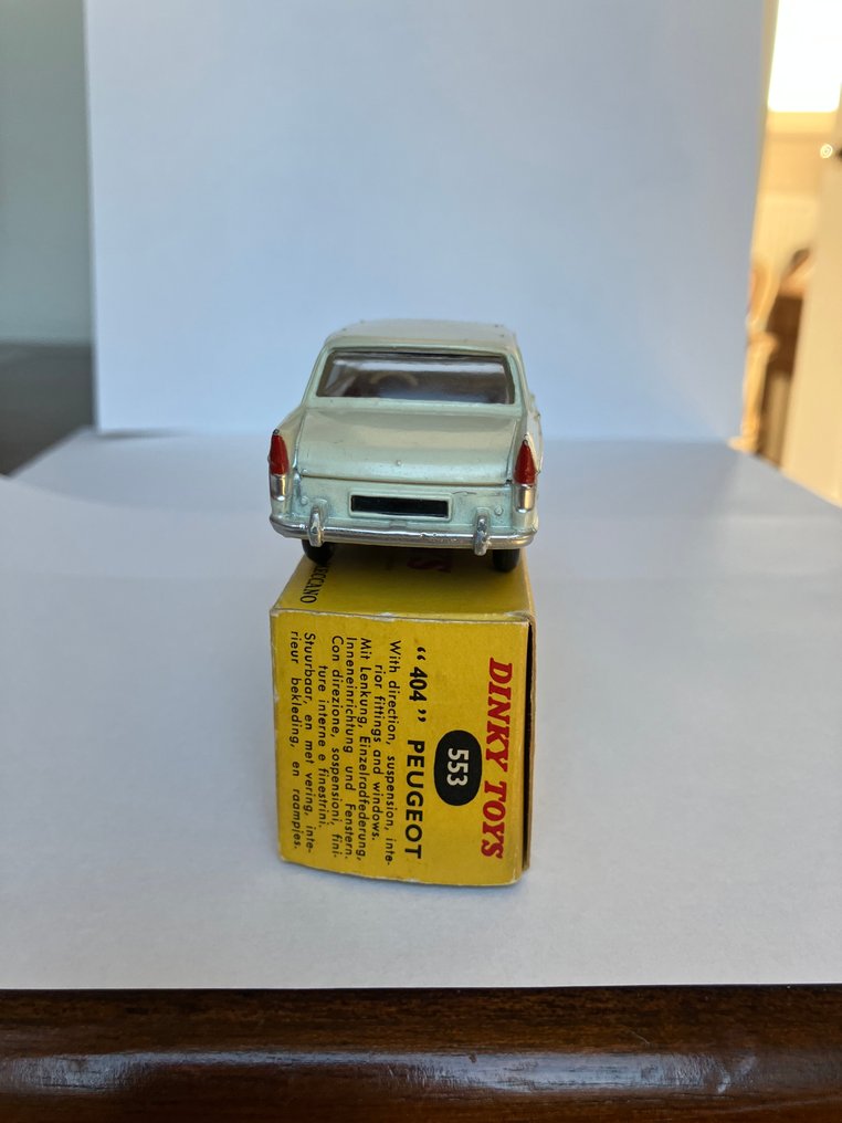 Dinky Toys 1:43 - Model car - Peugeot 404 - With original box #3.2