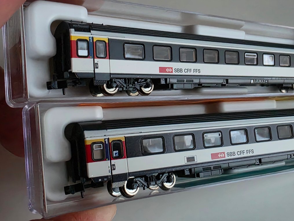 Fleischmann N - 890205, 890320 - Ensemble de wagons de passagers pour trains miniatures (2) - Deux wagons intercity suisses - SBB #1.0
