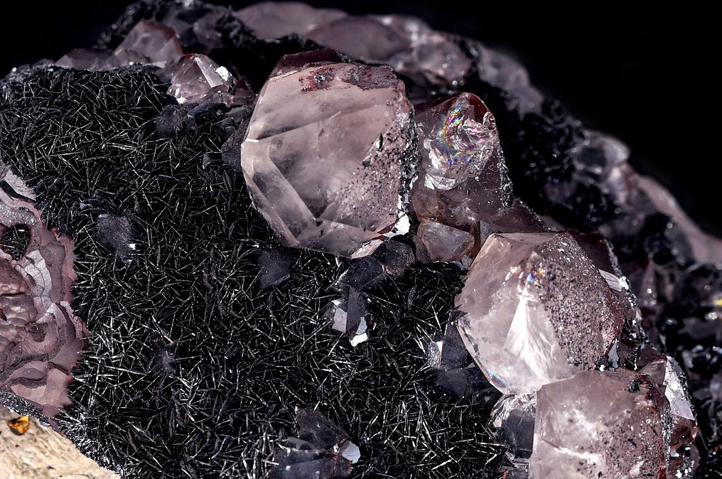 High-quality hematite with specularite and beta slightly amethyst quartz. On globular Hematite from Cumberland. - Height: 9.2 cm - Width: 5.4 cm- 224 g #3.2