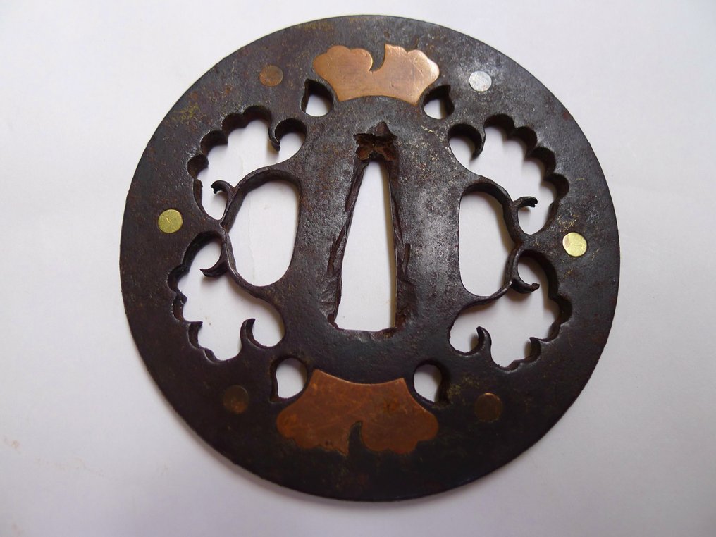 Όμορφα πέταλα με επίστρωση χρυσού και χαλκού, μοτίβο sukashi tsuba με πιστοποίηση Nihon Tōsōgu - Ιαπωνία - Μέσα της περιόδου Edo #3.2