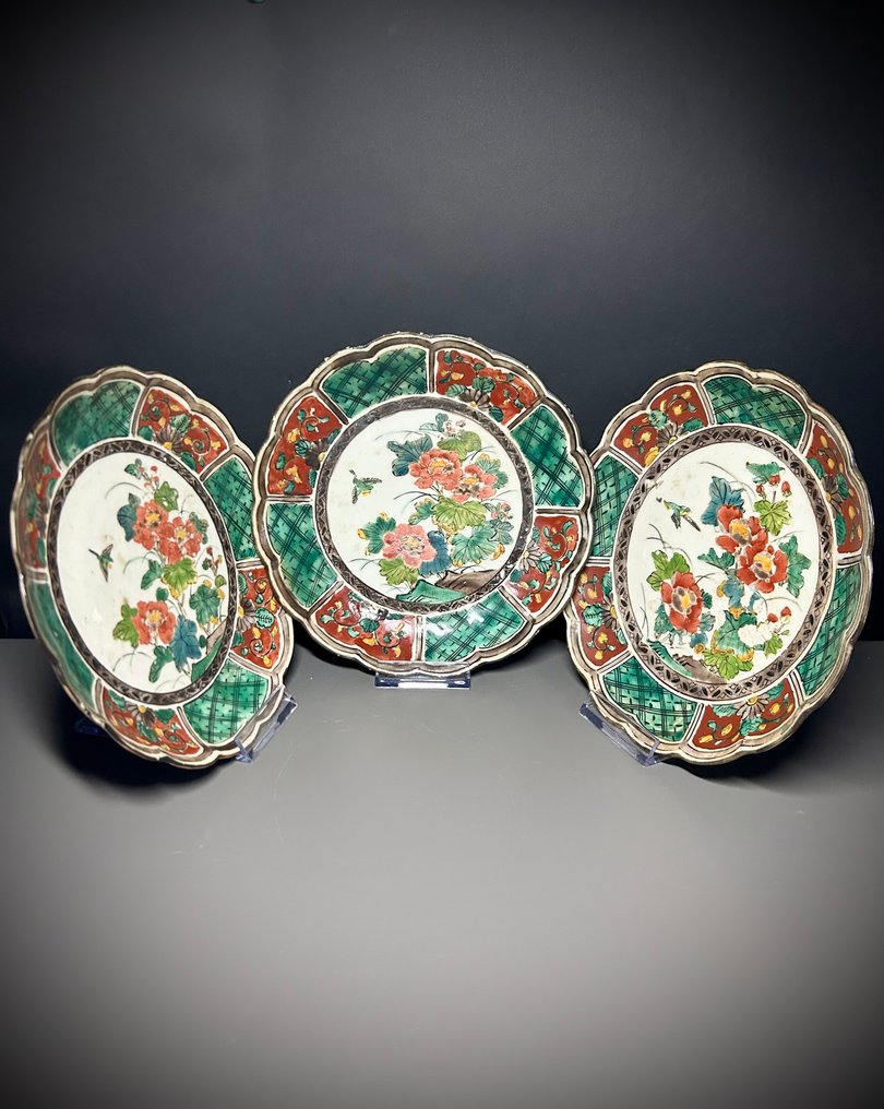 无底价，三件日本古董Pre KUTANI盘，福字标志，有田瓷器，肥前，约1640-1650年左右。 - 瓷器, 瑪瑙 - 日本 - 江戶時代（1600-1868） #1.0