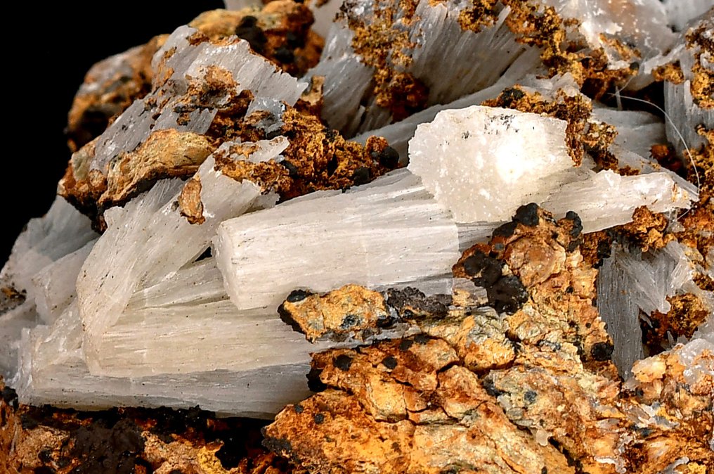 Old Italian prismatic elongated Cerussite from the historical Montevecchio Mine - Sardinia - Height: 6.9 cm - Width: 5.4 cm- 172 g #1.0