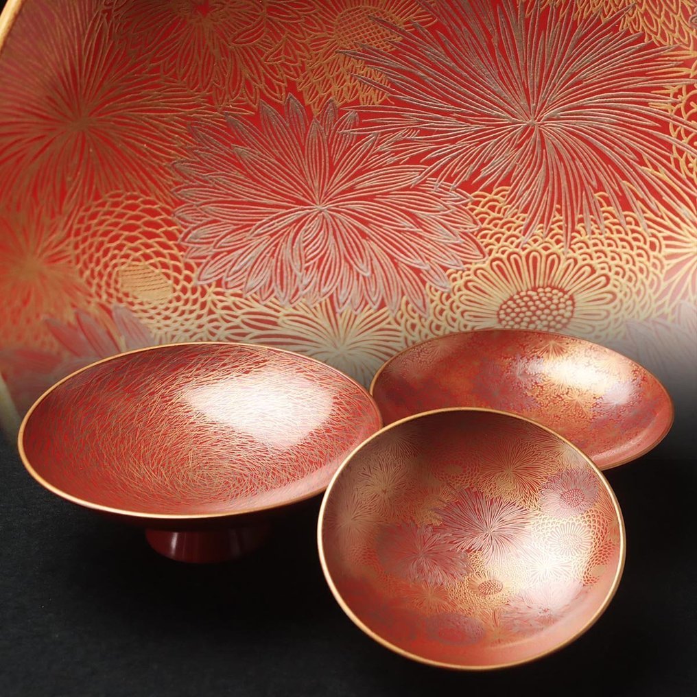 复古日本漆器——三层嵌套清酒杯，饰有抹金菊花和松树图案——昭和时期 - 木 - 日本 - 昭和年代(1926-1989) #1.0