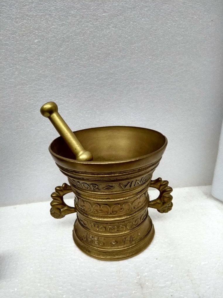 Reich verziert - Γουδί και γουδοχέρι (2) -  Η αγάπη νικά τα πάντα - Χυτός ορείχαλκος - με λαβές #1.0