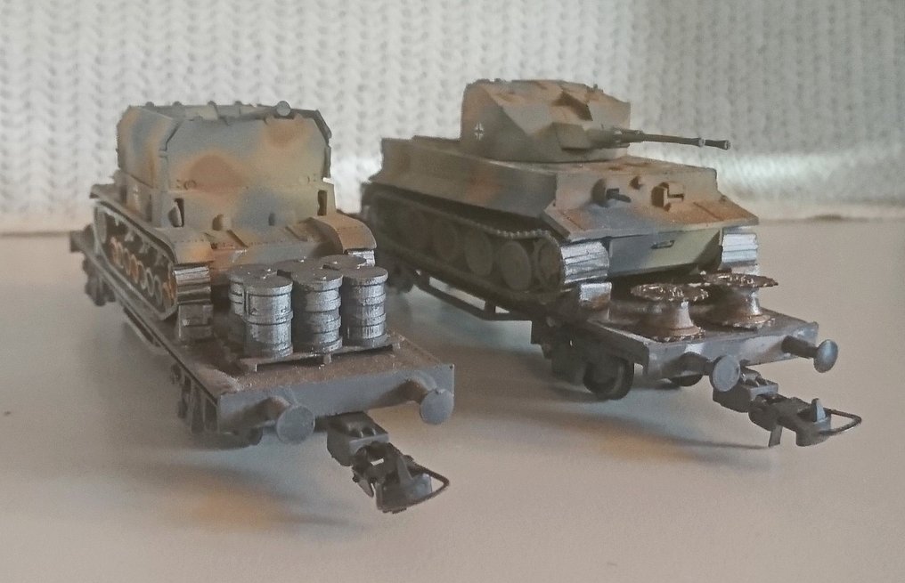 Roco H0 - Model wagonu towarowego (2) - Militär-Umbau H0: 2 platformy - DR (DRB) #1.0