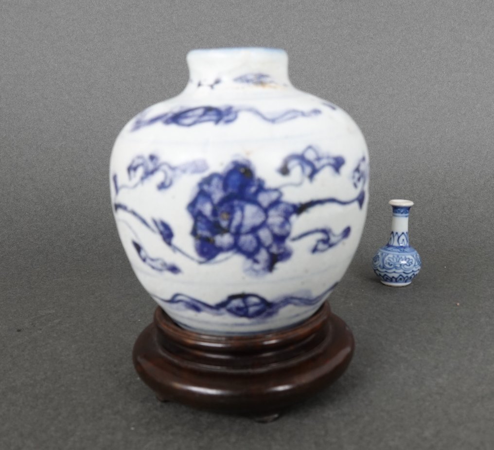 Jiajing (1522-1566) - Krukke - Blå og hvid Ming-dynastiets kugleformede vase - Porcelæn - Sammenføjede pæonmønstre #1.0