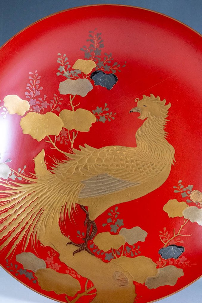 Ciotola con piede in lacca vermiglio con maki-e di fenice e motivi floreali in oro e argento - Legno, Lacca - Vermilion Lacquer Footed Bowl with Gold and Silver Maki-e Phoenix and Floral Motifs - Giappone - Periodo Shōwa (1926-1989) #3.2